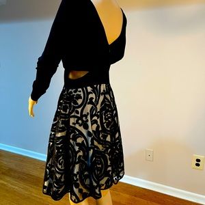 Beautiful XSCAPE SIZE 4 knee length dress with mesh inset at the waist.